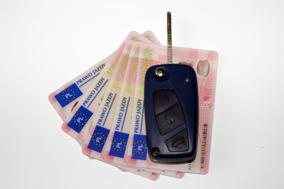 Awaria serwera obsługującego ministerialne systemy "Pojazd i Kierowca" w Urzędzie Miasta Krakowa. Od rana występują poważne utrudnienia w obsłudze spraw związanych z rejestracją pojazdów oraz wydawaniem praw jazdy. 