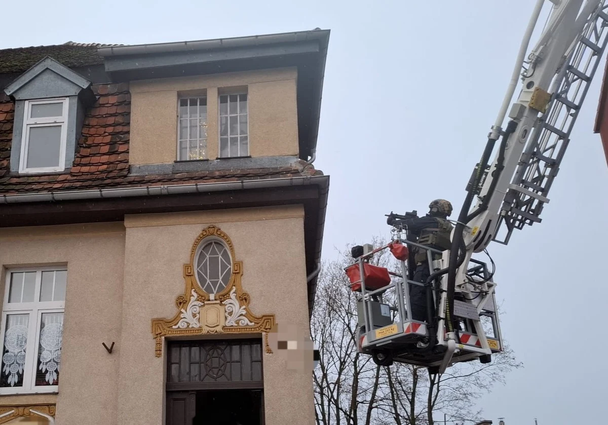 Kilkugodzinna akcja służb w Lęborku w woj. pomorskim. 35-letni mężczyzna zabarykadował się w swoim mieszkaniu i uwięził w nim 21-letnią znajomą. Sam powiadomił o wszystkim policję. Po godz. 9 policja weszła do mieszkania i uwolniła kobietę. Mężczyzna został zatrzymany. Informację o zdarzeniu otrzymaliśmy na Gorącą Linię RMF FM. 