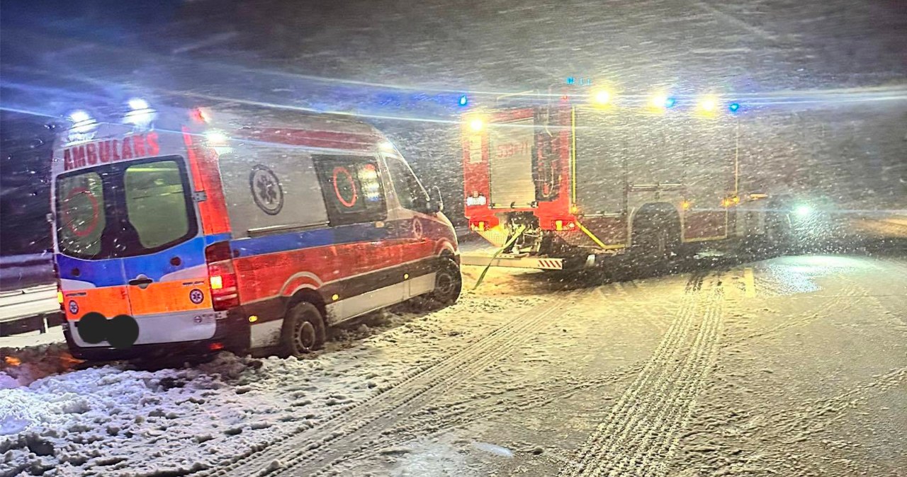 Karetki z pacjentami utknęły w zaspach na S7. To była walka z czasem