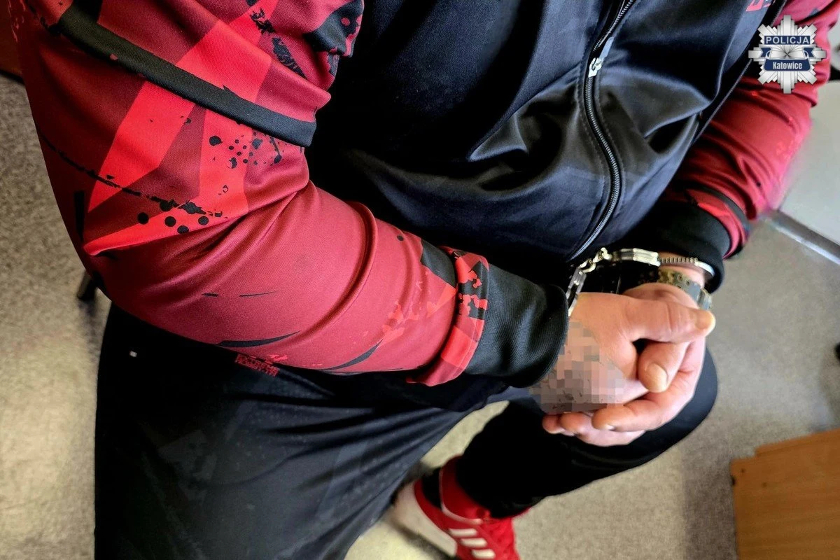 Prokuratura oskarżyła dwóch mężczyzn o pozbawienie wolności 18-latka, a towarzyszącą im kobietę o udział w pobiciu. Tłem porwania miał być wcześniejszy konflikt między sprawcami a ofiarą.