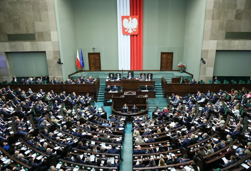 Najnowszy sondaż partyjny. Jednej formacji ekspert wieszczy koniec
