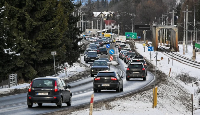 Powroty z sylwestra pod Tatrami. Zakopianka stoi w wielkich korkach