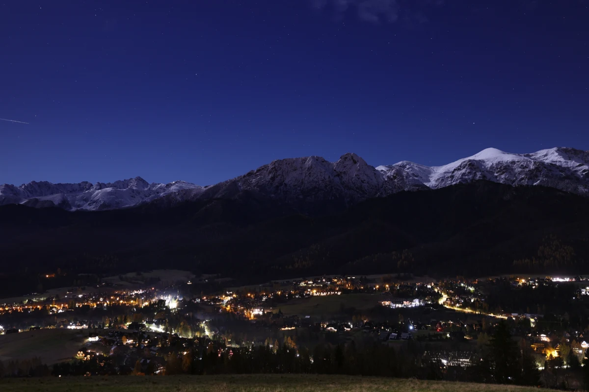 Turyści coraz częściej decydują się na nocne wyjścia w Tatry. Władze Tatrzańskiego Parku Narodowego biorą pod uwagę wprowadzenie całorocznego zakazu takich wypraw. 