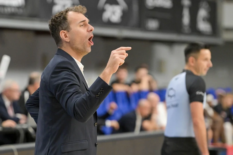 Kopciuszek ogrywa kolejnych mocarzy. Polski trener dokonuje cudów