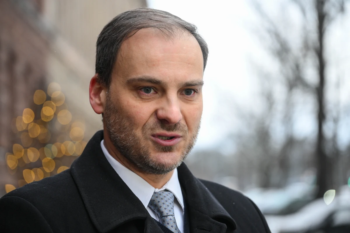 Rzecznik resortu spraw zagranicznych Maciej Wewiór przekazał nowe informacje na temat Polaków przebywających obecnie w Wenezueli. Wiadomo, że część osób odwołała swoje wyjazdy do tego kraju po zarejestrowaniu ich w systemie Odyseusz. Wewiór poinformował, że obecnie nie ma planów ewakuacji naszych obywateli z kraju zaatakowanego przez Stany Zjednoczone. 