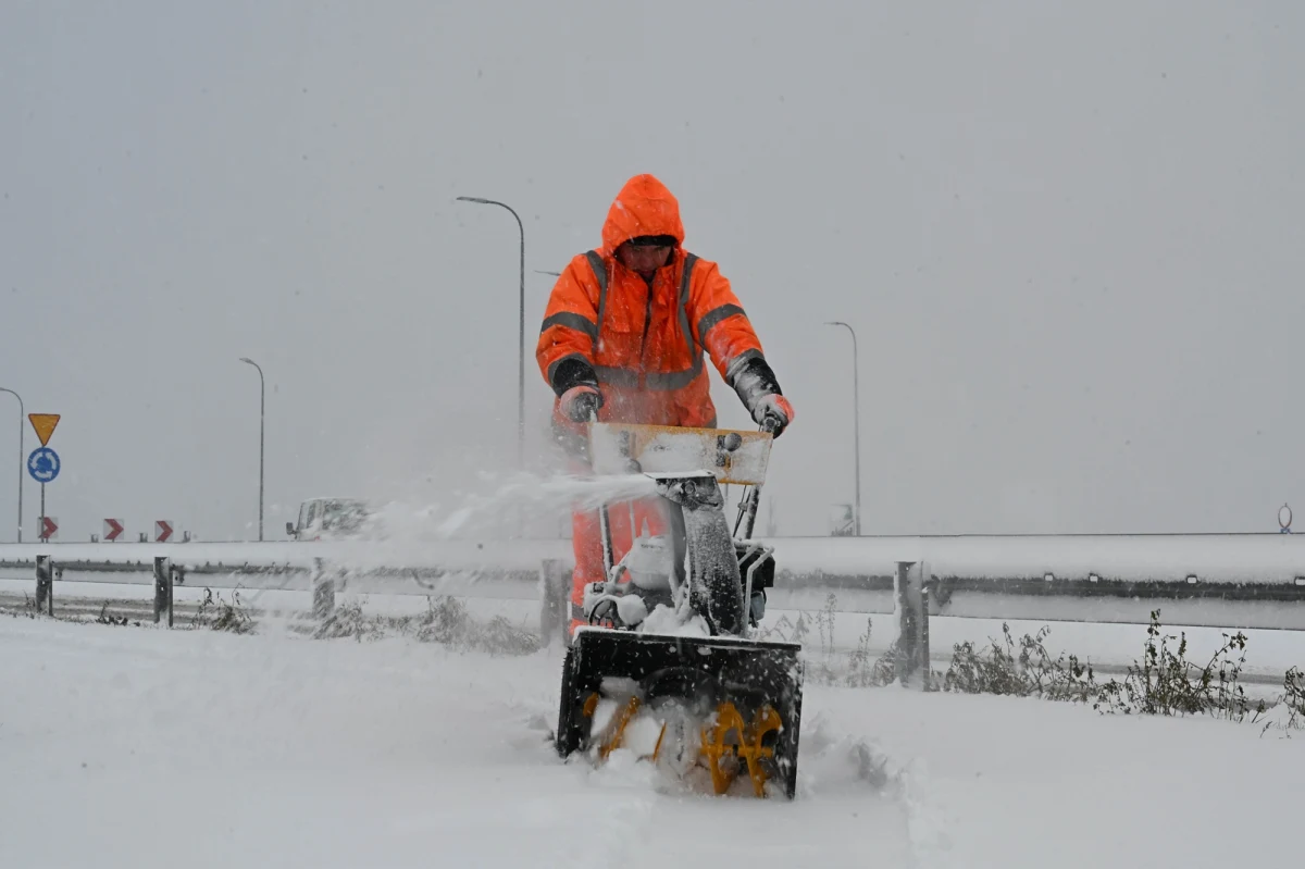 Przed nami prawdziwie zimowa aura - synoptycy ostrzegają przed znacznym spadkiem temperatury, przelotnymi opadami śniegu oraz silnym wiatrem, który miejscami może powodować zamiecie i zawieje śnieżne.