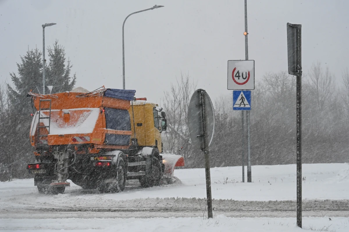 Instytut Meteorologii i Gospodarki Wodnej wydał w sobotę rano nowe ostrzeżenia przed intensywnymi opadami śniegu oraz zawiejami i zamieciami śnieżnymi. Alerty obejmują większość Polski. Sprawdź, gdzie warunki pogodowe mogą być szczególnie trudne.