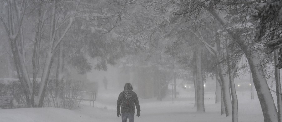 W weekend w większości regionów Polski możemy spodziewać się iście zimowej i jednocześnie niebezpiecznej pogody. Instytut Meteorologii i Gospodarki Wodnej wydał ostrzeżenia przed zawiejami i zamieciami śnieżnymi dla przeważającej części kraju. Gdzieniegdzie może spaść 50 cm śniegu, a miejscami nawet 60 cm. Na Wybrzeżu wystąpi silny wiatr. Sprawdź, gdzie obowiązują najnowsze ostrzeżenia.