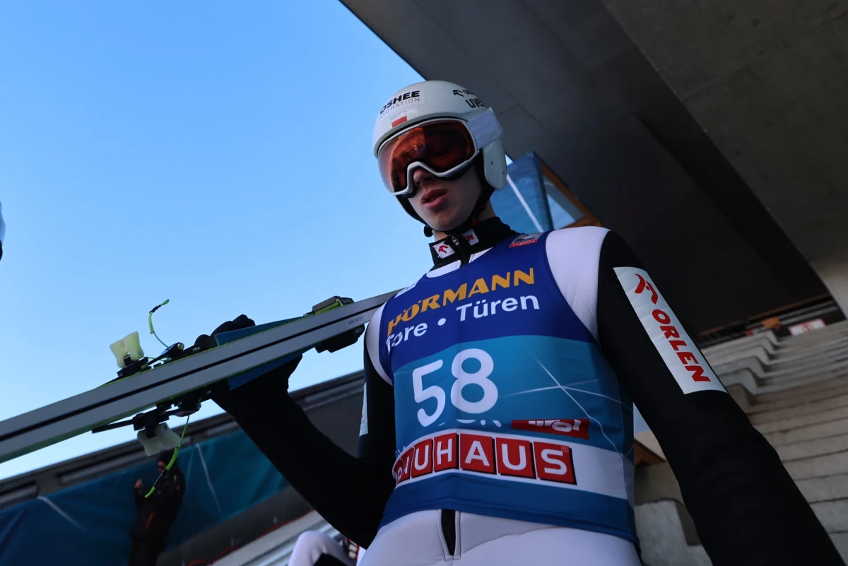 Pięciu Polaków awansowało w sobotę do trzeciego konkursu narciarskiego Turnieju Czterech Skoczni w Innsbrucku, lecz wystąpi w nim tylko czterech. Zdyskwalifikowany został Paweł Wąsek. Sobotnie kwalifikacje wygrał Austriak Jan Hoerl, a najlepszym z Polaków był Kacper Tomasiak.