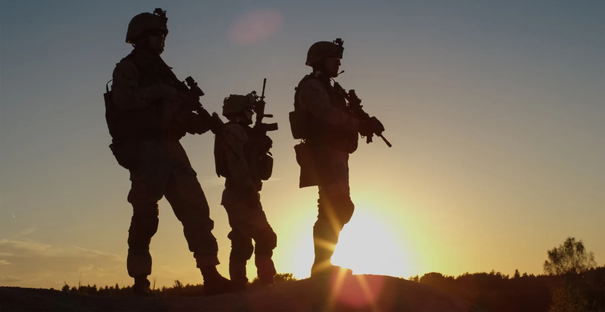 Nicolas Maduro i jego żona Cilia Flores zostali schwytani przez amerykańskich komandosów w środku nocy, gdy spali w swojej sypialni - informuje CNN, powołując się na anonimowe źródła. Elitarna jednostka Delta Force przeprowadziła błyskawiczną operację w Caracas.