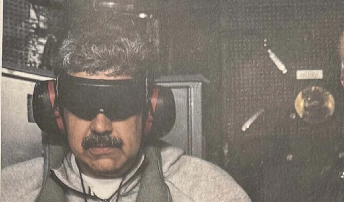 Donald Trump udostępnił zdjęcie pojmanego Nicolasa Maduro. Prezydent Wenezueli wraz z żoną zostali schwytani w nocy z piątku na sobotę przez amerykańskich komandosów i umieszczeni na pokładzie okrętu USS Iwo Jima, którym opuścili kraj.