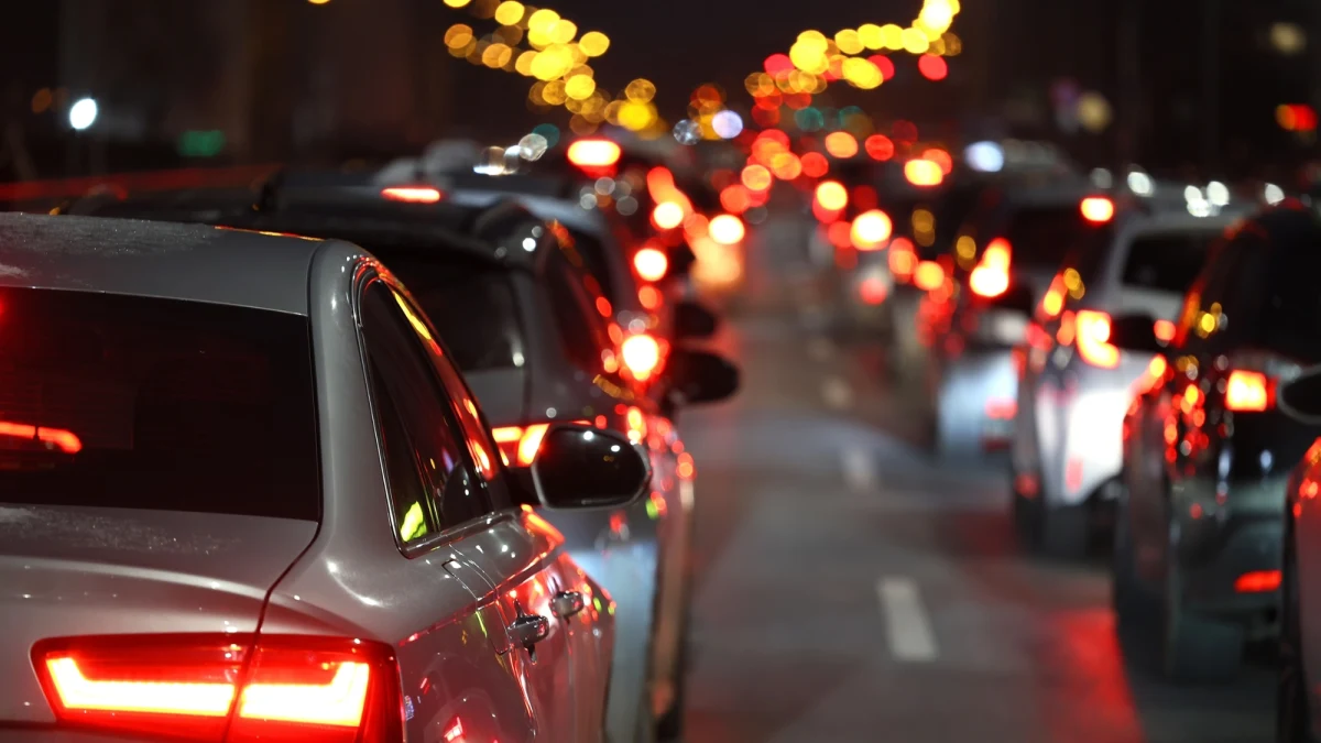 Na autostradzie A4 do przejścia granicznego z Niemcami w Jędrzychowicach utworzył się w sobotni wieczór ogromny korek. Kierowcy planujący przekroczyć polsko-niemiecką granicę musieli uzbroić się w cierpliwość - czas oczekiwania wynosił nawet około godziny. Sznur samochodów miał około siedmiu kilometrów długości. Zator rozładował się ok. godz. 22:40.