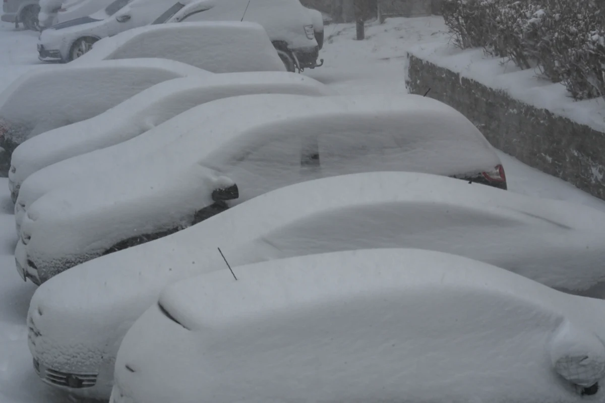 Instytut Meteorologii i Gospodarki Wodnej wydał ostrzeżenia przed wyjątkowo trudnymi warunkami pogodowymi, które już od niedzieli obejmą znaczną część kraju. Najpoważniejsze alerty dotyczą wybrzeża, gdzie miejscami pokrywa śnieżna może wzrosnąć nawet o pół metra. Rządowe Centrum Bezpieczeństwa apeluje o ostrożność na drogach i przygotowanie się na możliwe przerwy w dostawie prądu.