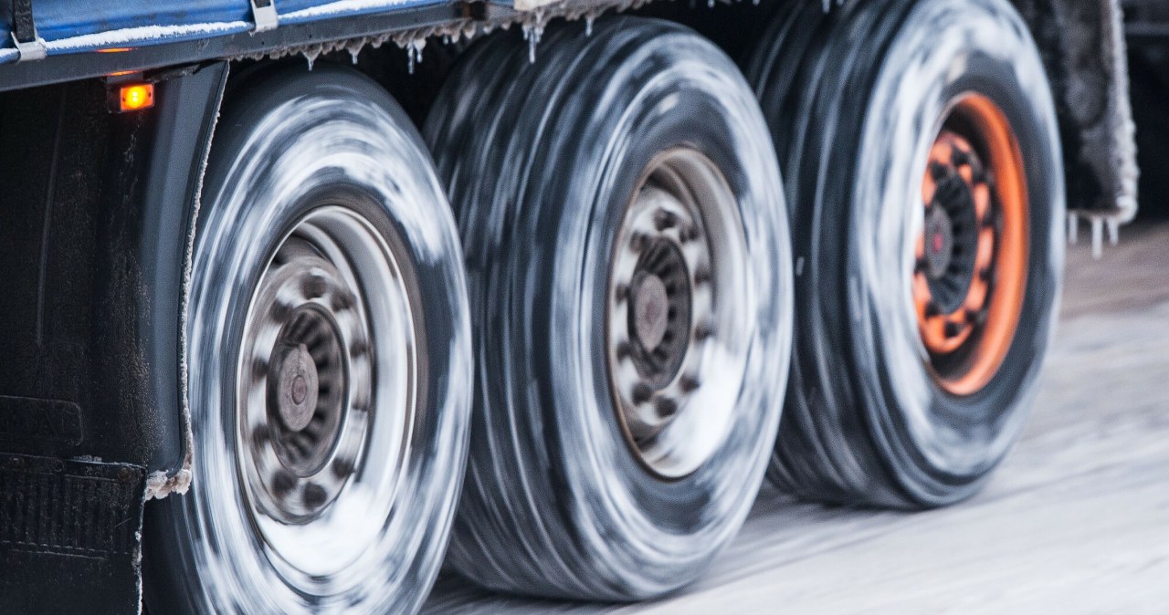 Czy ciężarówki w Polsce muszą mieć zimówki? Mandat tylko w jednym przypadku