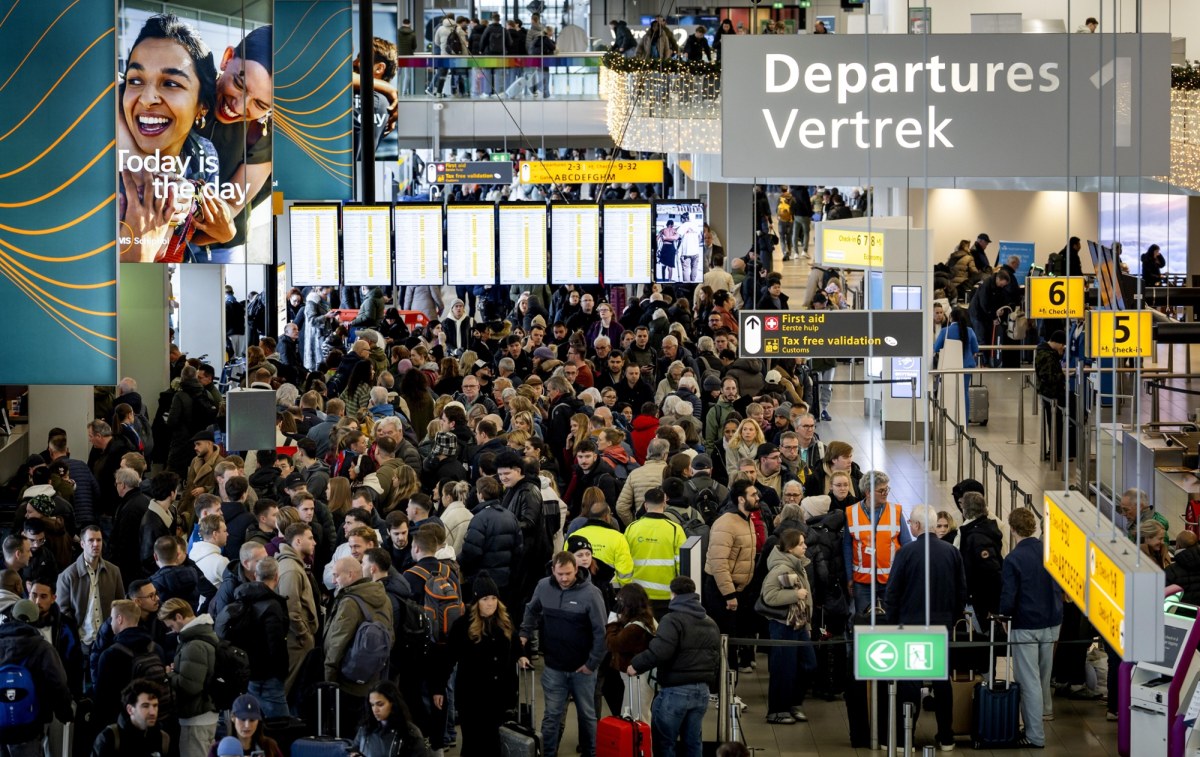 Zima sparaliżowała lotnisko Schiphol. Setki odwołanych lotów