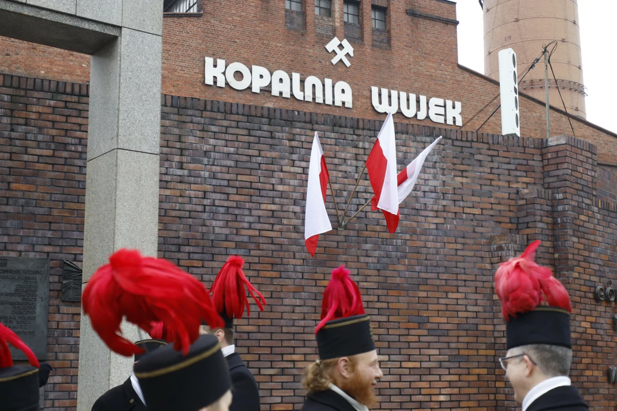 Budynki i część infrastruktury kopalni Wujek w Katowicach przejmie miasto. Władze Katowic oraz szefowie Polskiej Grupy Górniczej podpisali 31 grudnia 2025 r. porozumienie w tej sprawie. Kopalnia, w której na początku stanu wojennego zginęło 9 górników, ma zostać zlikwidowana - informuje dziennikarz RMF FM Marcin Buczek. Obiekty kopalni mają zyskać nowe funkcje edukacyjne, muzealne i szkoleniowe, łącząc historię z nowoczesnością.