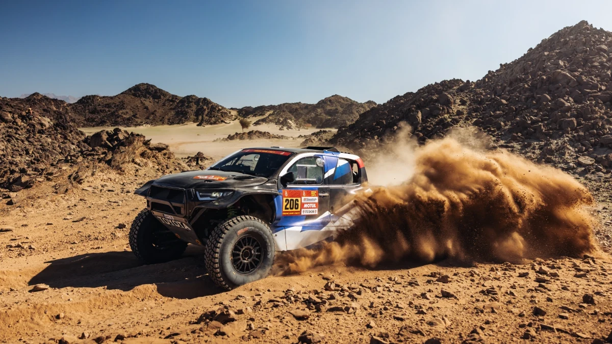 Duży sukces odniósł jadący Toyotą Marek Goczał, zajmując piąte miejsce na pierwszym etapie Rajdu Dakar w Arabii Saudyjskiej. Wygrał Belg Guillaume de Mevius (Mini), a polski kierowca zespołu Energylandia stracił do niego niewiele ponad półtorej minuty.