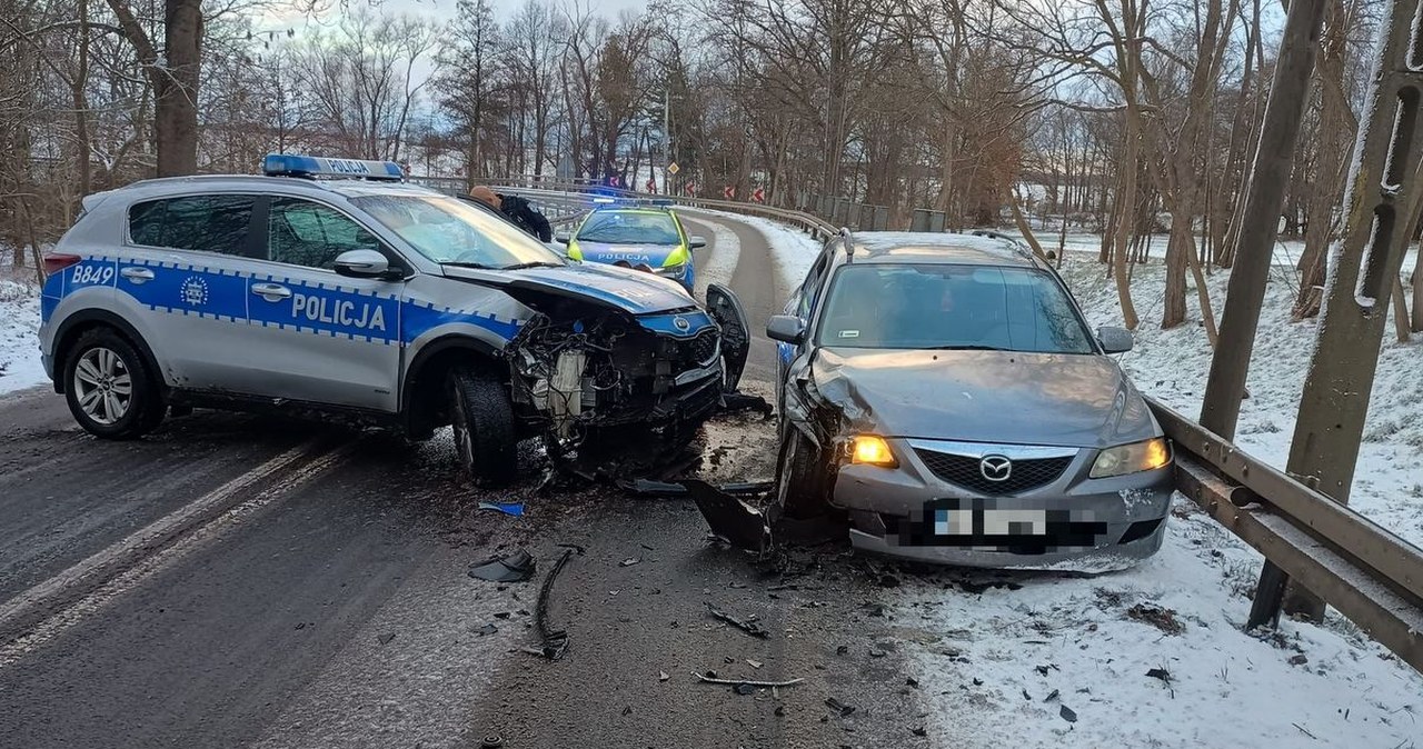 Pijany kierowca z zakazami wjechał w radiowóz. A to nie koniec jego przewin