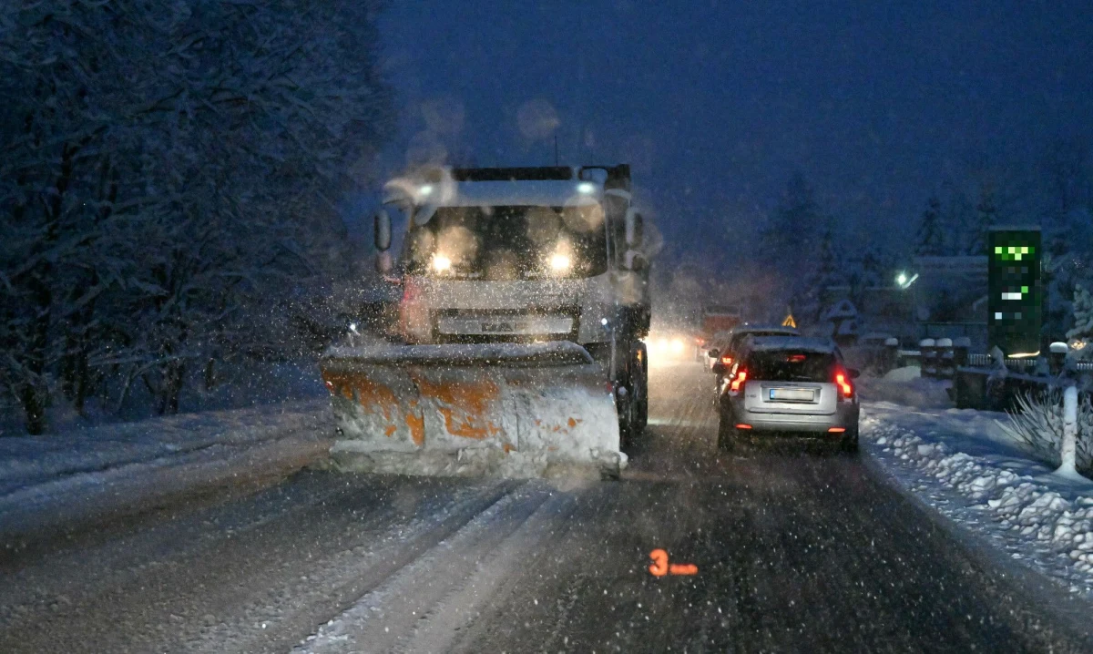 Od rana na Wybrzeżu intensywnie pada śnieg, zasypanych jest wiele lokalnych dróg - informuje reporter RMF FM Stanisław Pawłowski. Spowolniony jest ruch na Trasie Kaszubskiej, trudna sytuacja jest też na drogach w okolicy Słupska - tamtejsi policjanci apelują o pozostanie w domach.