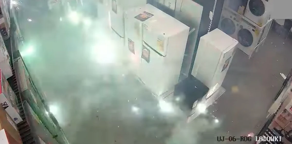 Policjanci ze Szczecina zatrzymali dwóch mężczyzn, którzy w jednym ze sklepów odpalili fajerwerki, by odwrócić uwagę ochrony i dokonać kradzieży. Ich nieodpowiedzialne zachowanie zostało zarejestrowane przez kamerę monitoringu.