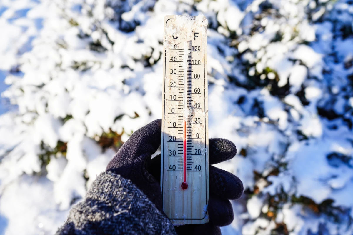 Nawet -25 st. Celsjusza może wynieść temperatura minimalna w części kraju, a o 35 cm może się zwiększyć grubość pokrywy śnieżnej na Pomorzu w ciągu najbliższej doby. Prognoza pogody pokazuje, że zima szybko nie odpuści. Dla części Polski Instytut Meteorologii i Gospodarki Wodnej wydał ostrzeżenia pierwszego stopnia przed silnym mrozem. W niektórych regionach obowiązują one do wtorku, 6 stycznia, do godz. 7:30. 