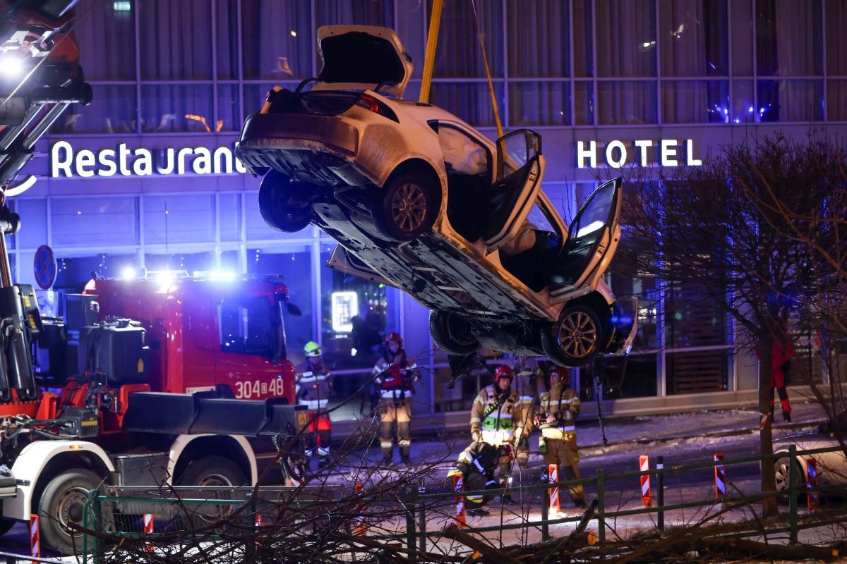 O krok od tragedii we Wrocławiu. Samochód z impetem wpadł do Odry