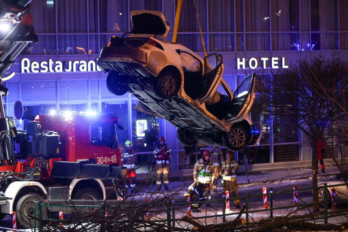 Samochód osobowy przebił barierki na ul. Zyndrama z Maszkowic we Wrocławiu i wpadł do rzeki w pobliżu Mostów Mieszczańskich. Do zdarzenia doszło w niedzielę wieczorem. Na miejscu natychmiast pojawiły się wszystkie służby ratunkowe. Po kilku godzinach akcji pojazd został wydobyty z wody, a kierujący trafił do szpitala. 