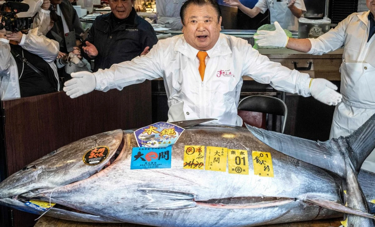 Na corocznej noworocznej aukcji na słynnym targu Toyosu w Tokio padł absolutny rekord. Japońska restauracja sushi zapłaciła 510 milionów jenów - czyli aż 3,24 miliona dolarów - za jednego tuńczyka.