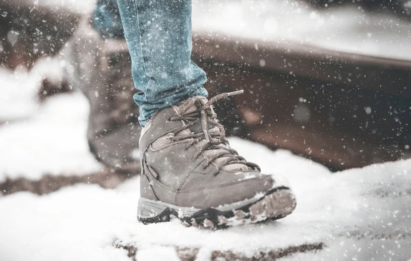 Zastosuj prosty patent. Tak uratujesz zimowe buty przed solą