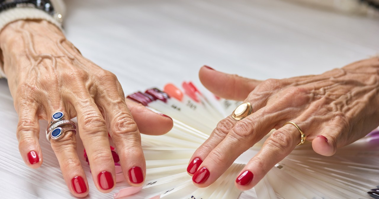 Przytulność swetra i szyk biżuterii. Subtelny glamour na paznokciach