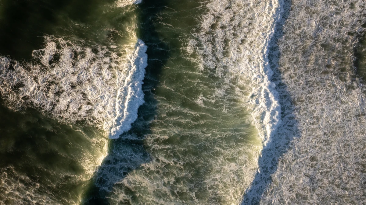 Fale sięgające 35 metrów wysokości – to efekt ogromnego sztormu, który przeszedł do historii meteorologii i oceanografii. Teraz, dzięki najnowszym satelitom naukowcy potwierdzili, że w grudniu 2024 roku nad północnym Pacyfikiem rozszalała się potężna burza, która wywołała gigantyczne fale. Co więcej, przebyły one trasę blisko 24 tysięcy kilometrów, przemierzając oceany od północnego Pacyfiku, przez Cieśninę Drake’a, aż po tropikalny Atlantyk.