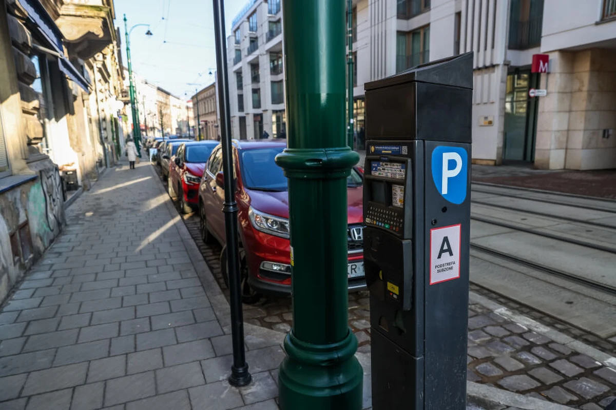 We wtorek, 6 stycznia, przypada święto Trzech Króli. Zarząd Dróg Miasta Krakowa przypomina, że tego dnia obowiązują opłaty na Obszarze Płatnego Parkowania. Kierowcy, którzy planują pozostawić swoje auta w strefie, powinni pamiętać o konieczności uiszczenia opłaty parkingowej.