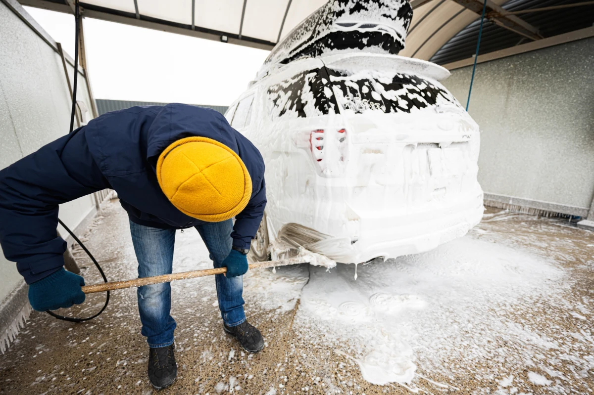 Zima to prawdziwe wyzwanie nie tylko dla kierowców, ale i dla ich samochodów. Sól drogowa, wilgoć, błoto i niskie temperatury sprawiają, że auto wymaga szczególnej troski. Czy jednak regularne mycie samochodu zimą ma sens, skoro brud i tak szybko powraca? Sprawdzamy, co radzą eksperci i jakie korzyści płyną z dbania o czystość auta w najchłodniejsze miesiące roku.