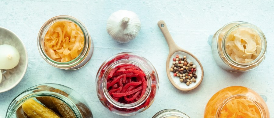 Zdecydowanie wzmacniają odporność, dlatego warto po nie sięgać w sezonie zimowym. To naturalne probiotyki – prawdziwe bogactwo pożytecznych bakterii. Pomagają też odbudować naturalną mikroflorę jelitową i utrzymać jej prawidłowy skład. Krótko mówiąc – samo dobro. Dlaczego więc nie każdy może sięgać po kiszonki? 