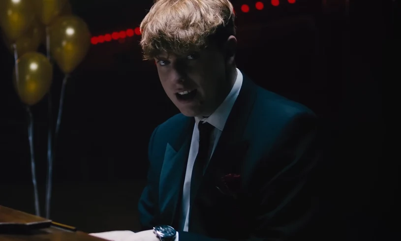 Internauci nie wierzą, iż to jego prawdziwy głos. Kim jest Alfie Castley?