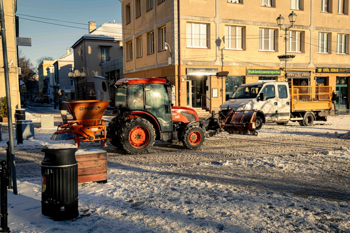 Rekordowe opady śniegu sparaliżowały zachodnią i centralną część województwa warmińsko-mazurskiego. Mimo zaangażowania służb i specjalistycznych firm, do wielu miejscowości wciąż trudno się dostać. Z pomocą ruszyli mieszkańcy, którzy własnymi siłami próbują przywrócić normalność.