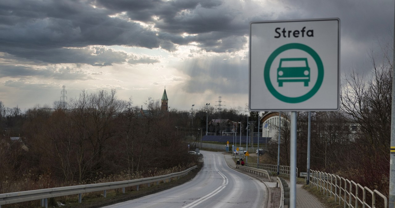 Znikające znaki, bunt w sieci i pierwsze koszty. Tak Kraków reaguje na SCT