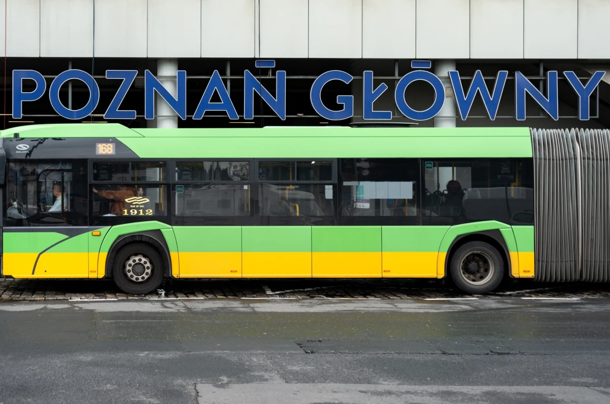 Policja ustala tożsamość osób, które w ostatnich dniach jeździły na dachu autobusu miejskiego w Poznaniu. Takie zachowanie, będące modnym wyzwaniem o nazwie "bus surfing", mogło doprowadzić do tragedii. Do sieci trafiło nagranie z tego zdarzenia. Zabezpieczono już monitoring z pojazdu.