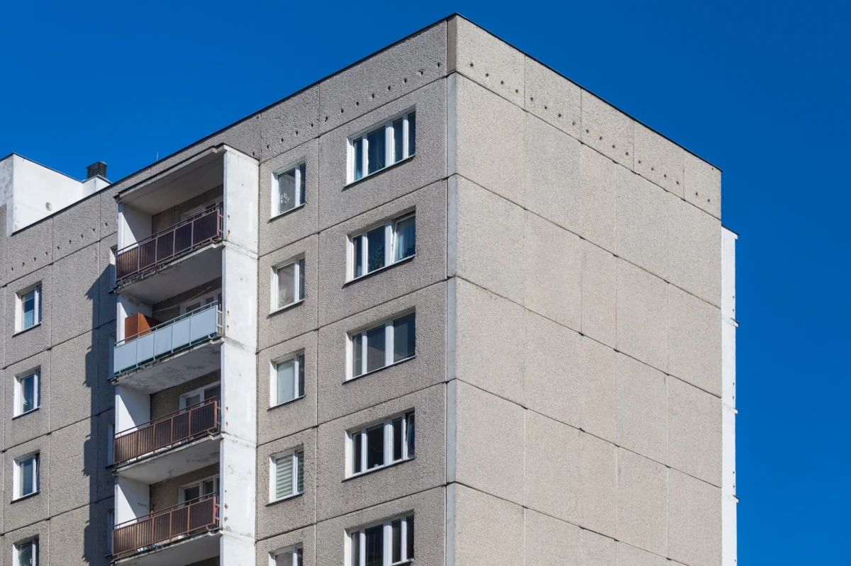 W 2024 roku aż 68 procent mieszkańców Unii Europejskiej posiadało własną nieruchomość – wynika z najnowszego raportu "Mieszkania w Europie – edycja 2025" przygotowanego przez Eurostat. Pozostałe 32 procent Europejczyków mieszkało w wynajmowanych lokalach. Najnowsze dane pokazują, jak bardzo różni się sytuacja mieszkaniowa w poszczególnych krajach Wspólnoty.