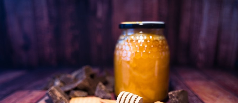 Zima to zdecydowanie czas, kiedy sięgamy po słodycze. Czy to czekolada na poprawę nastroju, czy miód na wzmocnienie odporności – często były pewnie także znajdowane wśród świątecznych prezentów. Zwykle nie wzbudzają naszego podejrzenia, choć rozpakowana tabliczka z białym nalotem lub słoik ze złotą zawartością przykrytą warstwą osadu – to odkrycia, które mogą zaskoczyć i sprowokować pytania o jakość produktu. Czy słusznie?