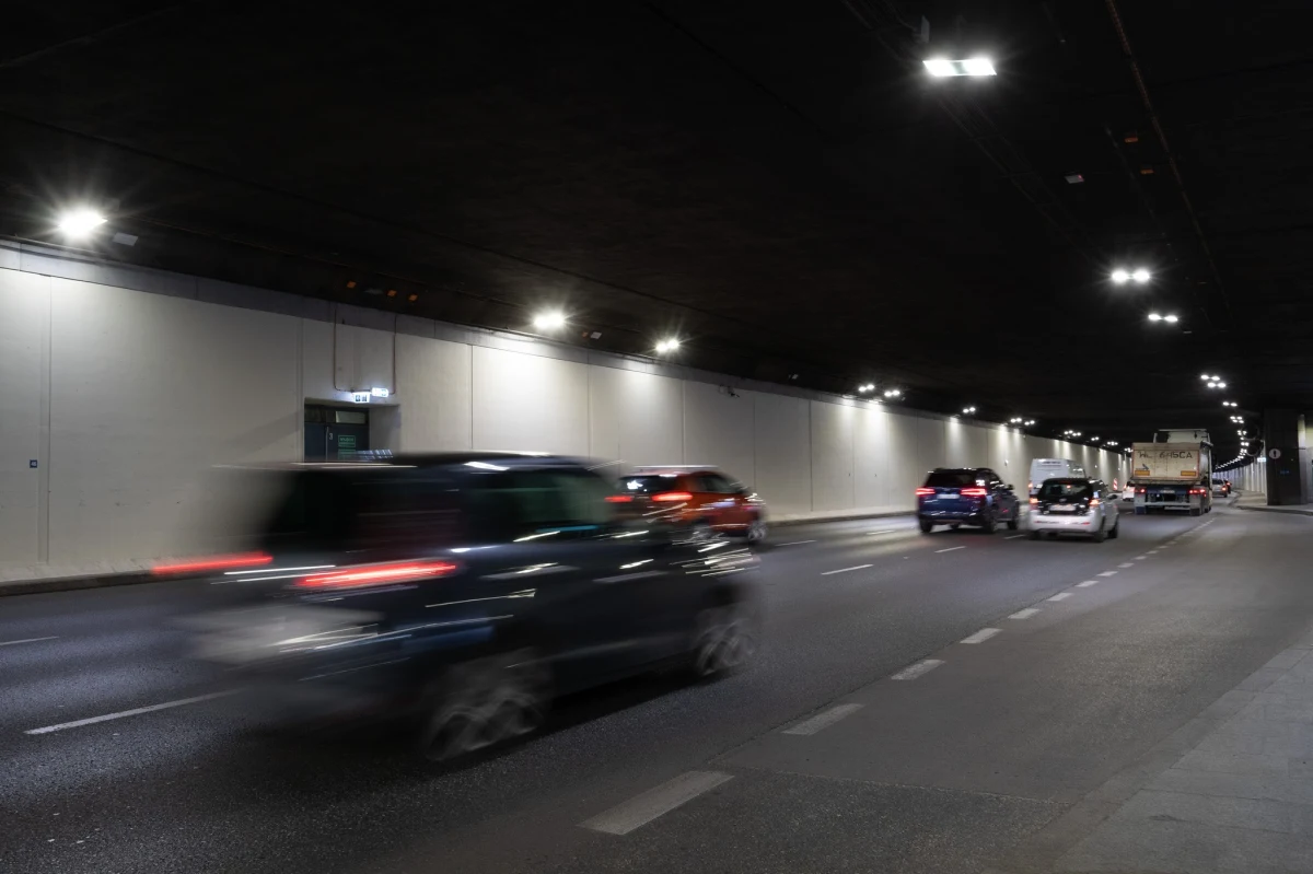 W tunelu wzdłuż Wisłostrady w Warszawie pojawi się odcinkowy pomiar prędkości. Stołeczny Zarząd Dróg Miejskich ogłosił przetarg na montaż nowego systemu, który ma skutecznie zniechęcić kierowców do łamania przepisów. Zmiany obejmą także demontaż kilku dotychczasowych fotoradarów.