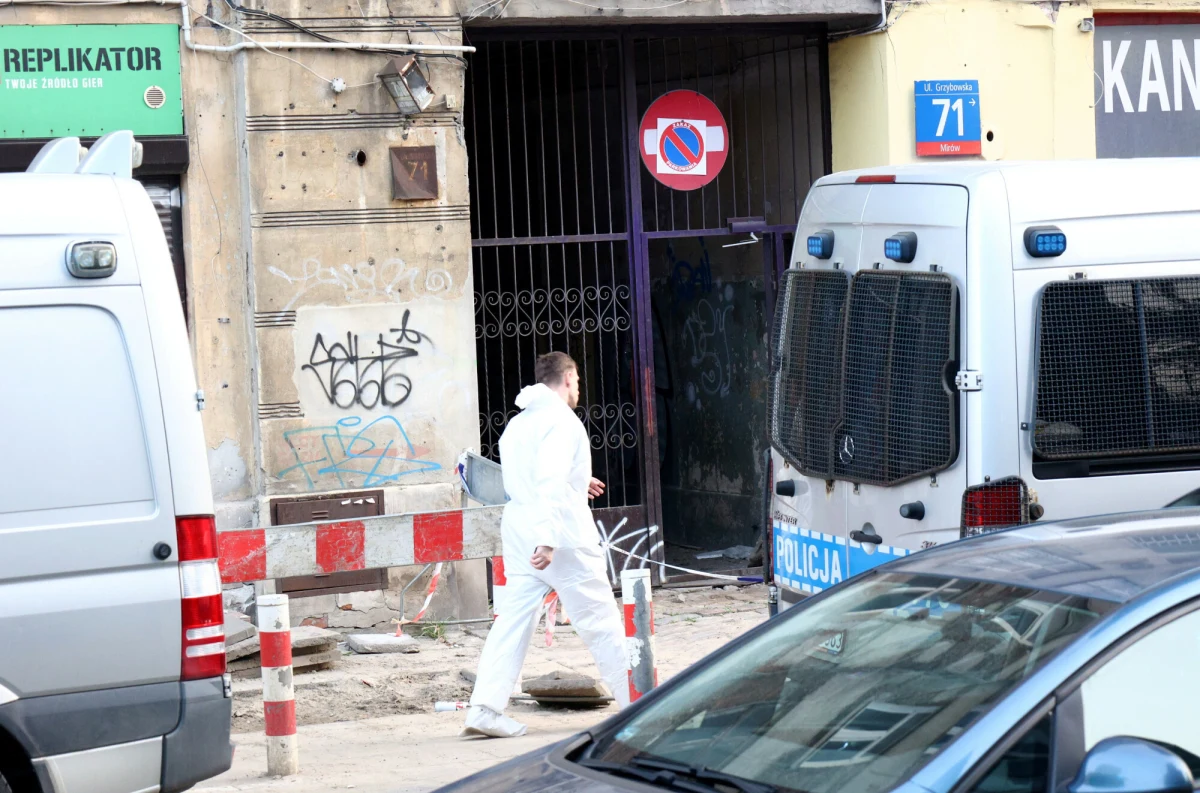Jest pierwszy akt oskarżenia w głośnej sprawie zabójstw w pustostanie na warszawskiej Woli. Andrij S. został oskarżony o dwa zabójstwa, a Ion B. o współudział w jednym z nich. Przypomnijmy: w kwietniu 2024 roku w opuszczonej kamienicy przy ul. Grzybowskiej 71 znaleziono zwłoki dwóch mężczyzn. Kolejnego dnia odnaleziono jeszcze dwa ciała. W sprawie zatrzymano wówczas siedem osób.