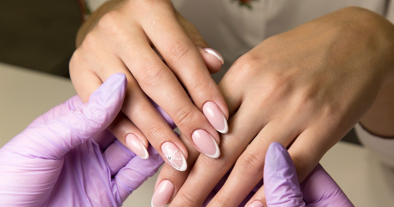 French do urzędu, bordo do agencji reklamowej. Manicure do pracy - są zasady?