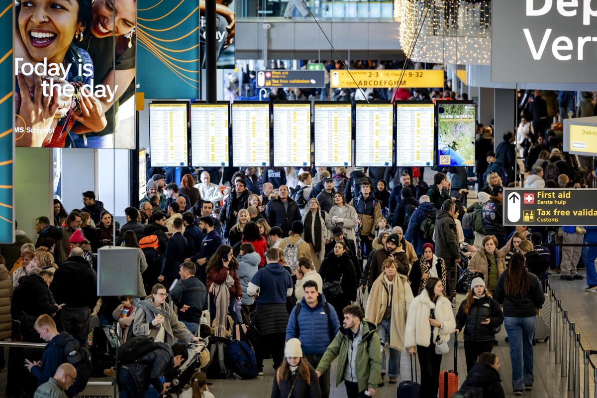 Śniegowo-lodowy paraliż Holandii. Pociągi stanęły, auta utknęły
