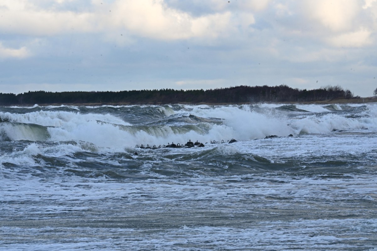 Sztorm noworoczny na Wybrzeżu. Uszkodzone zostały m.in. zejścia na plaże