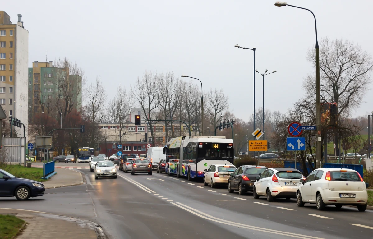 Od 1 stycznia, czyli dnia wejścia w życie strefy czystego transportu (SCT) w Krakowie, straż miejska odnotowała 61 wykroczeń. Większość z kierowców została jedynie pouczona, ale trzech z nich dostało mandat. To ci, którzy byli agresywni wobec strażników i zapowiedzieli dalsze niestosowanie się do przepisów SCT.