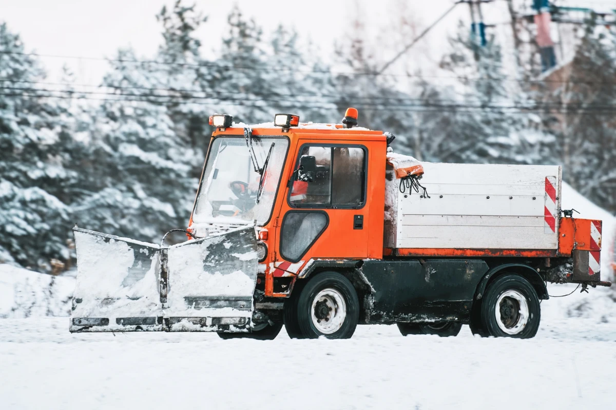 Do tragicznego wypadku doszło w Lesznie (Wielkopolskie) w niedzielę tuż przed północą. Pracownik firmy zajmującej się odśnieżaniem spadł z pługopiaskarki. Obrażenia okazały się śmiertelne.