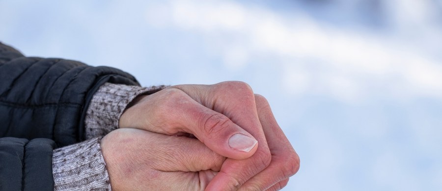 Od listopada ubiegłego roku do 3 stycznia 2026 – według danych policji z wychłodzenia zmarło dziesięć osób. Teraz mamy falę mrozów – temperatura minimalna może wynosić nawet -25 stopni Celsjusza. Dobrze więc zachować ostrożność i wiedzieć, kiedy zagraża hipotermia. 
