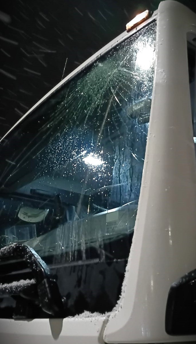 Niebezpieczny incydent na S8. Spadający lód z ciężarówki rozbił szybę kierowcy