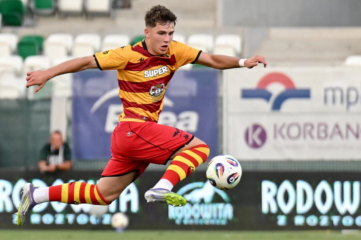 Do Jana Bednarka i Jakuba Kiwiora w FC Porto wkrótce może dołączyć kolej Polak. Portugalskie media informują o porozumieniu klubu z Jagiellonią Białystok w sprawie transferu 17-letniego piłkarza Oskara Pietuszewskiego. 